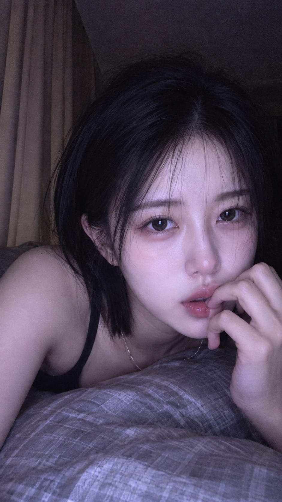 새벽 감성 침대 셀카 만들기 결과 예시